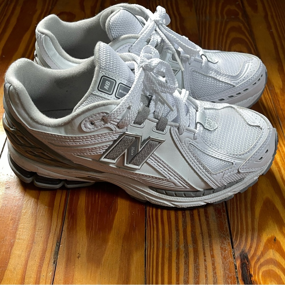 LIKE NEW NEW BALANCE 1906R